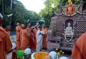 WB CM recalls Swami Vivekananda`s message of universal brotherhood WB CM recalls Swami Vivekananda`s message of universal brotherhood