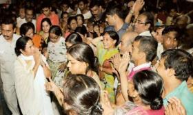 Ms. Mamata Banerjee interacts with people during Bhowanipore padayatra Ms. Mamata Banerjee interacts with people during Bhowanipore padayatra
