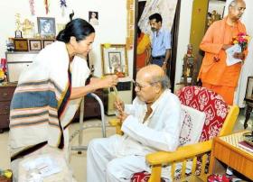 CM meets legendary singer Manna Dey at his Bengaluru home, confers him with Bisesh Sangeet Maha Samman CM meets legendary singer Manna Dey at his Bengaluru home, confers him with Bisesh Sangeet Maha Samman
