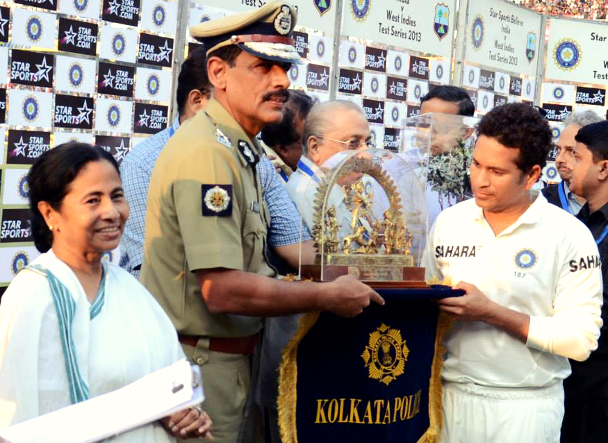 WB CM felicitates Master Blaster Sachin Tendulkar