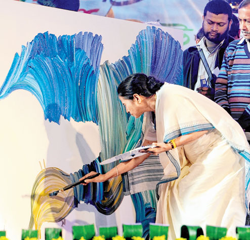 Chief Minister inaugurates `Uttar Banga Utsav` in North Bengal, fascinates all by sketching a canvas on stage Chief Minister inaugurates `Uttar Banga Utsav` in North Bengal, fascinates all by sketching a canvas on stage