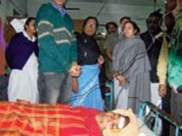 Mamata meets the injured at the hospital Mamata meets the injured at the hospital