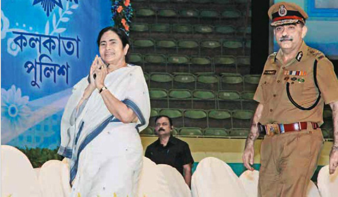 Chief Minister felicitates police force for maintaining law and order during festival Chief Minister felicitates police force for maintaining law and order during festival