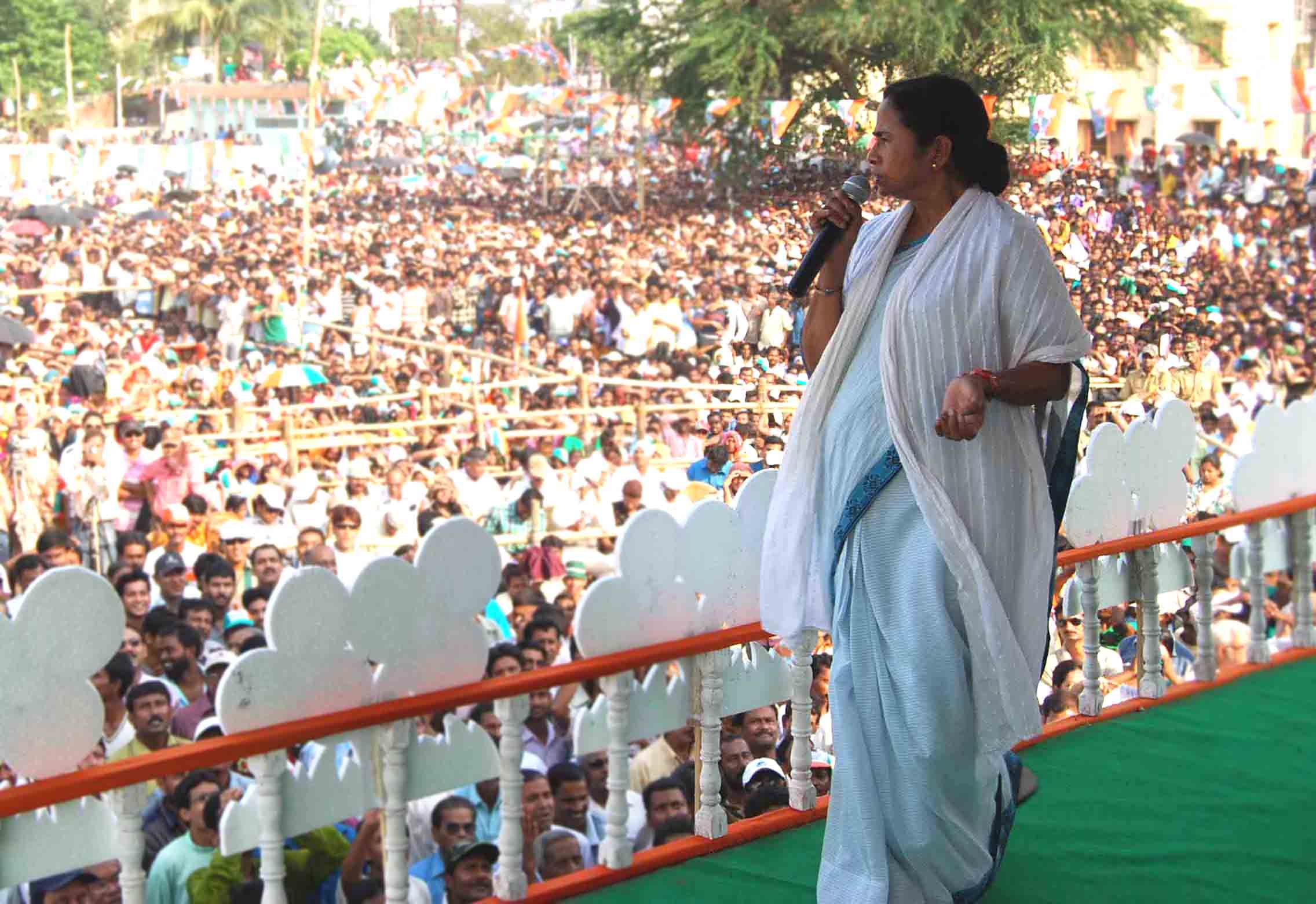 Chief Minister holds public meeting at Darjeeling, inaugurates Lamahata Tourists Centre Chief Minister holds public meeting at Darjeeling, inaugurates Lamahata Tourists Centre