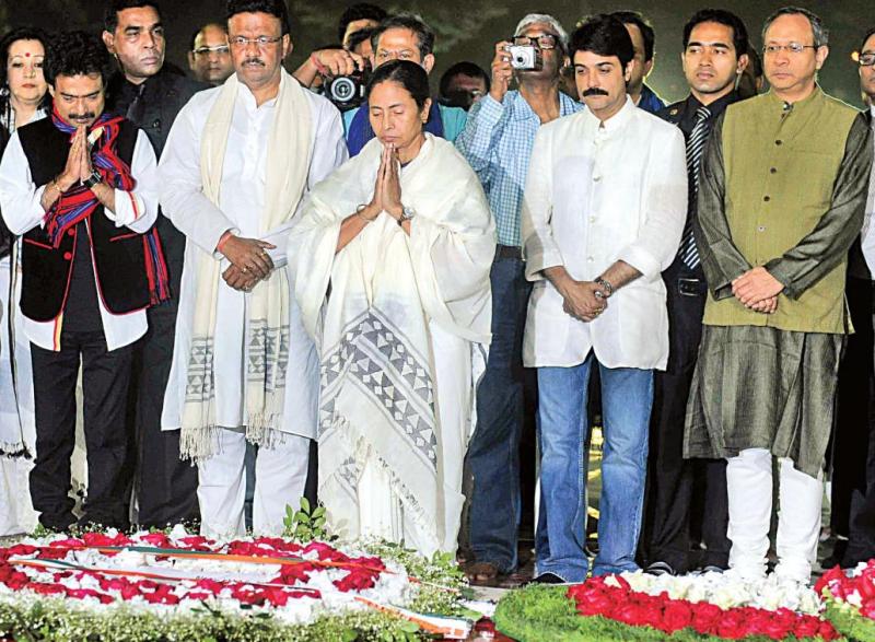 WB CM pays homage at Dhaka Shahid Minar on 21 Feb WB CM pays homage at Dhaka Shahid Minar on 21 Feb