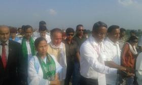 WB CM distributes relief at Indo-Nepal border