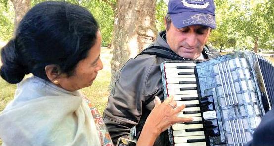 WB CM’s accordion jam enthralls Hyde Park