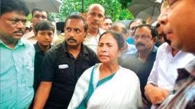 WB CM visits flood affected areas of Howrah, takes stock of relief works WB CM visits flood affected areas of Howrah, takes stock of relief works