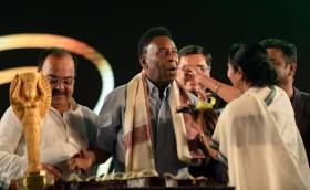 WB CM felicitates football legend Pele WB CM felicitates football legend Pele