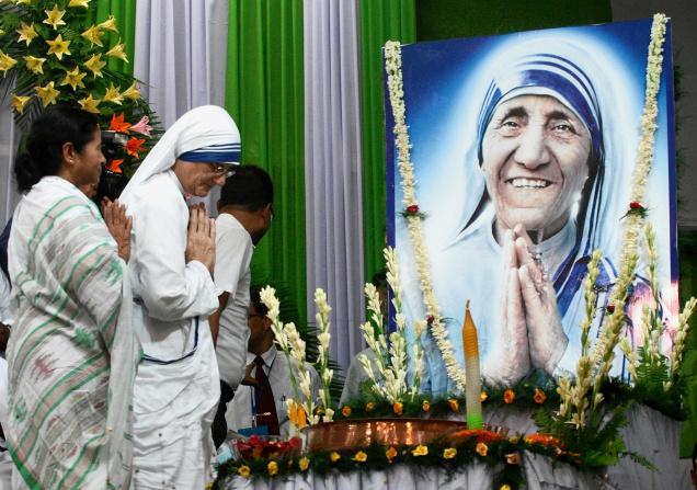 WB CM unveils a statue of Mother Teresa in Kolkata WB CM unveils a statue of Mother Teresa in Kolkata