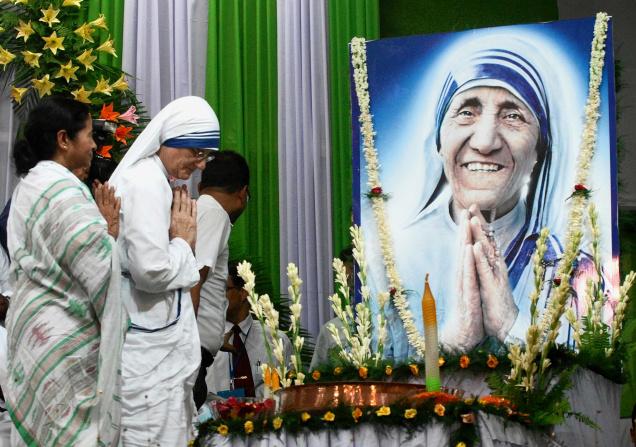 WB CM unveils a statue of Mother Teresa in Kolkata