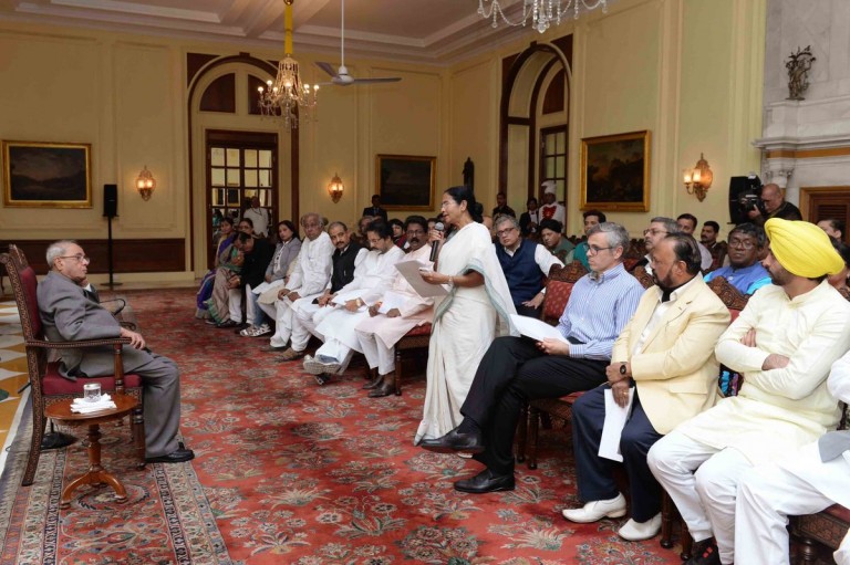 Demonetisation: Mamata Banerjee submits memorandum to the President Demonetisation: Mamata Banerjee submits memorandum to the President