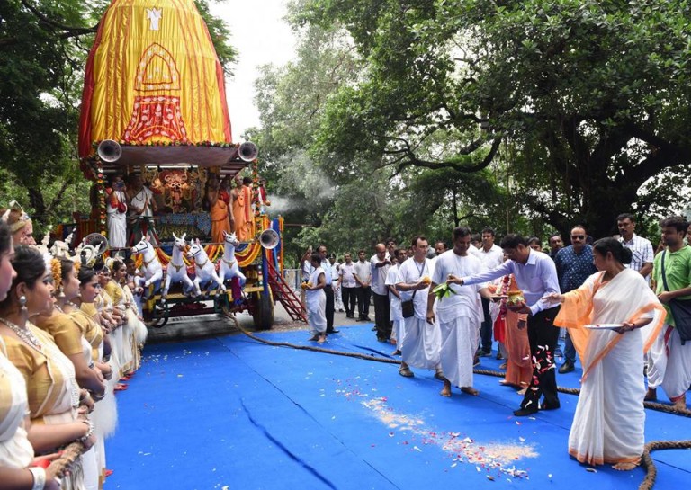 Bengal CM pulls the rope on the occasion of ‘Ulto Rath’ Bengal CM pulls the rope on the occasion of ‘Ulto Rath’