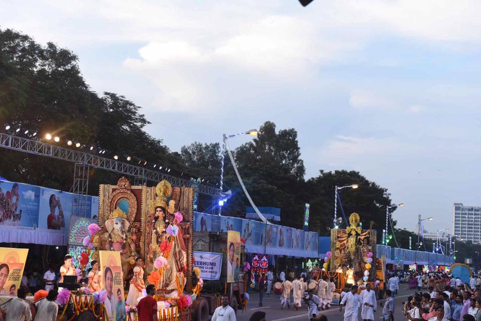 বিদেশী পর্যটকদের জন্য দুর্গা পুজো কার্নিভ্যালে বিশেষ প্যাকেজ বিদেশী পর্যটকদের জন্য দুর্গা পুজো কার্নিভ্যালে বিশেষ প্যাকেজ