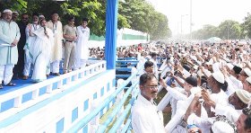 Mamata Banerjee conveys message of love and peace from Red Road Mamata Banerjee conveys message of love and peace from Red Road