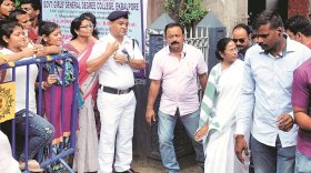 কলেজে ভর্তিতে অনিয়ম, কড়া মুখ্যমন্ত্রী কলেজে ভর্তিতে অনিয়ম, কড়া মুখ্যমন্ত্রী