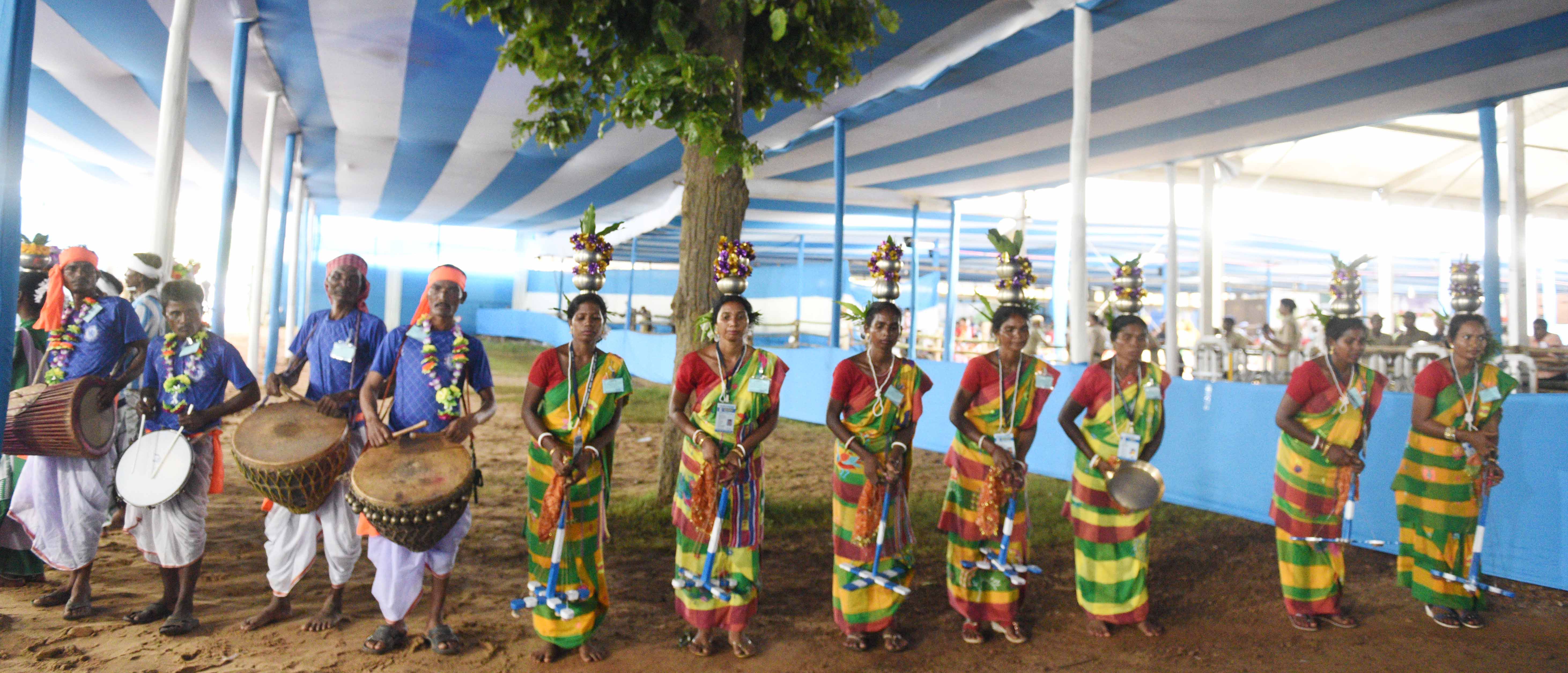 পিছিয়ে পড়া অঞ্চলে আর্থিক স্বনির্ভরতায় দিশা দেখাচ্ছে ‘ব্ল্যাক বেঙ্গল’ ও ‘বনরাজা’