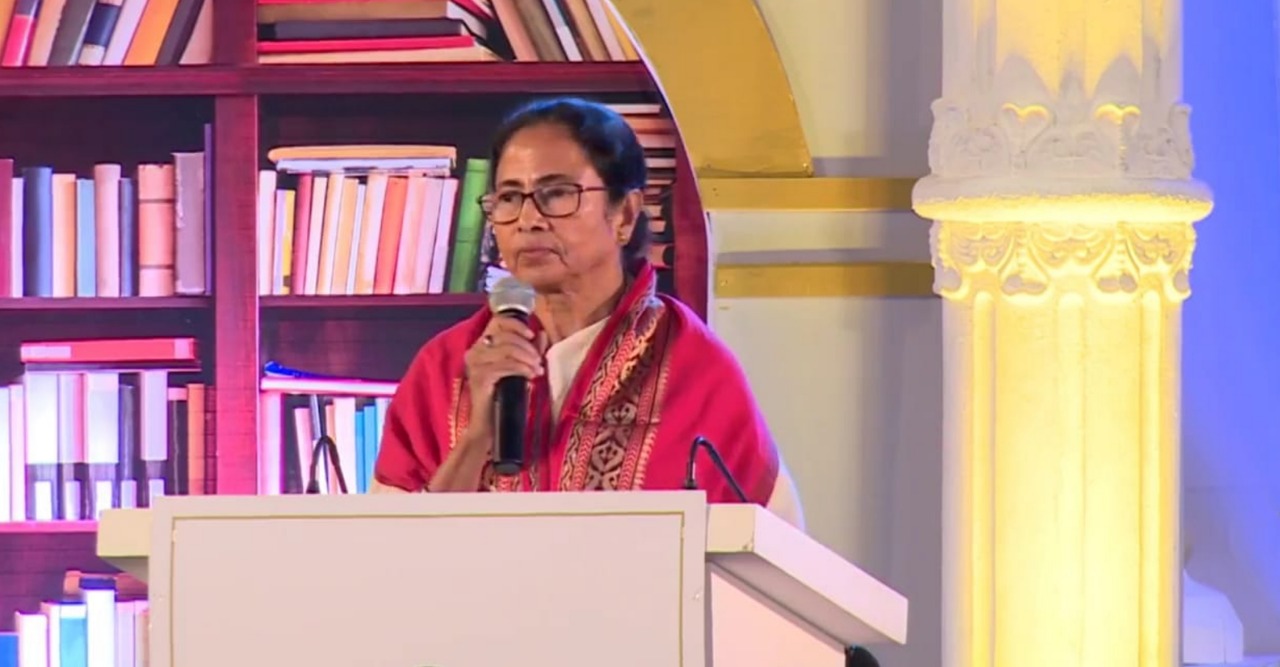 কলকাতা বিশ্ববিদ্যালয়ের সমাবর্তনে গিয়ে অধ্যাপকদের অবসরের বয়সসীমা বৃদ্ধির ঘোষণা মুখ্যমন্ত্রীর