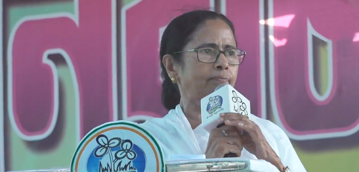 Not afraid of Modi, I fight like a tigress: Mamata Banerjee at Amdanga