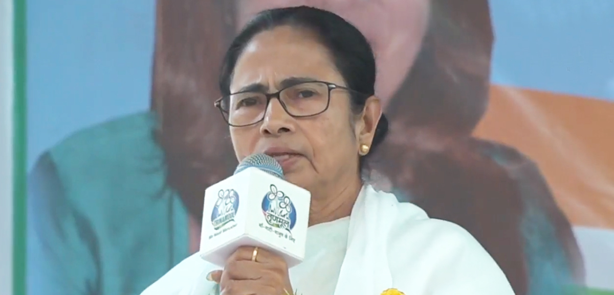 এখানকার সাংসদ বাংলার সংস্কৃতি জানেন না: রানীগঞ্জে বললেন দিদি