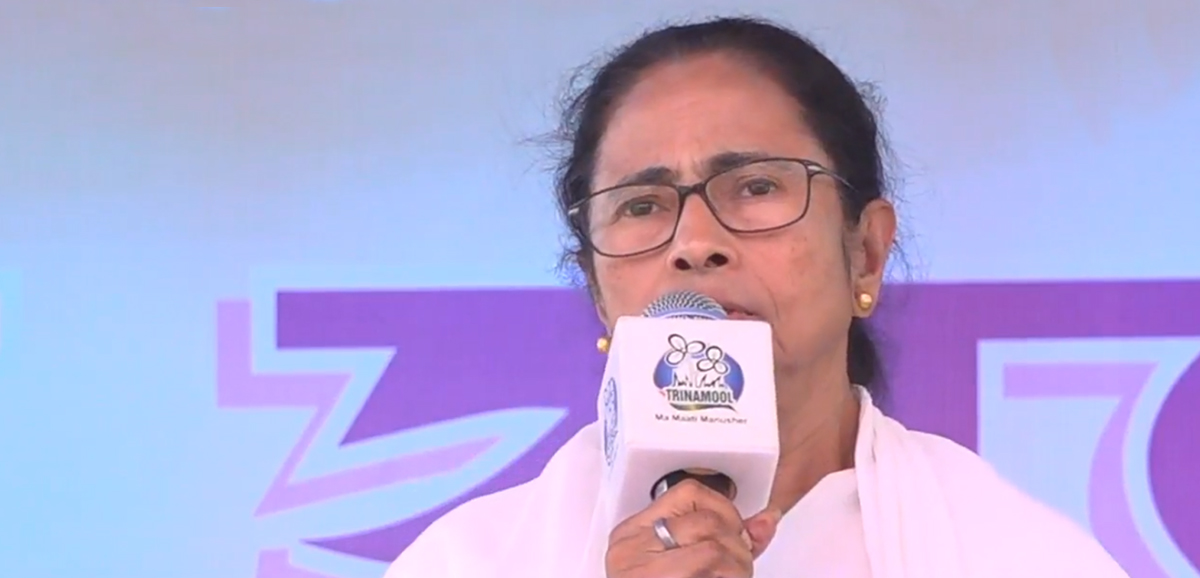 ‘Expiry PM’ politicising cyclone relief: Mamata Banerjee at Gopiballabhpur ‘Expiry PM’ politicising cyclone relief: Mamata Banerjee at Gopiballabhpur
