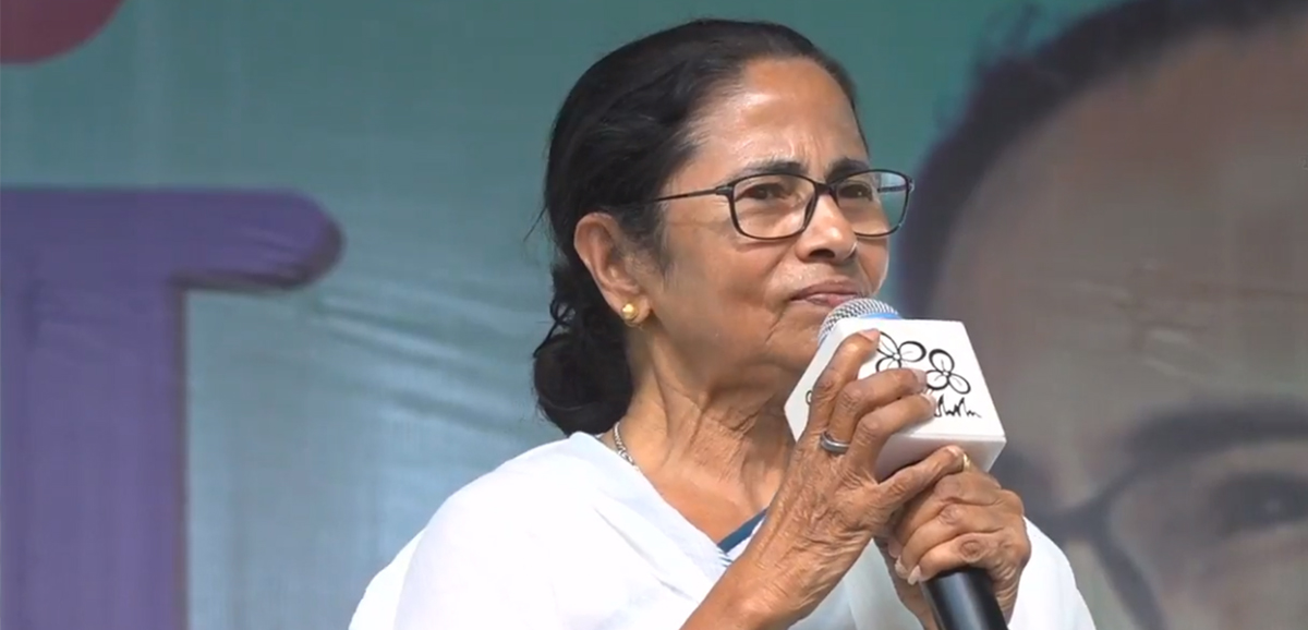 Modi a bad influence on young minds: Mamata Banerjee at Santuri Modi a bad influence on young minds: Mamata Banerjee at Santuri