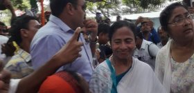 অনশনকারীদের পাশে দিদি অনশনকারীদের পাশে দিদি