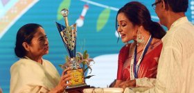 Mamata Banerjee gives away Biswa Bangla Sharad Samman 2019 Mamata Banerjee gives away Biswa Bangla Sharad Samman 2019