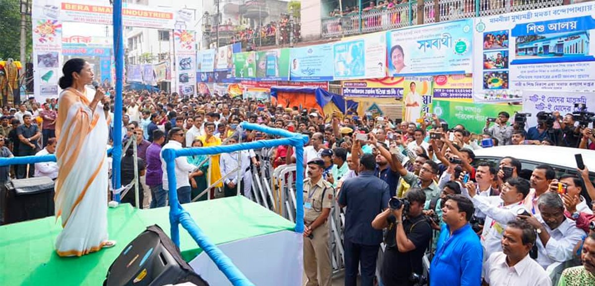 এই বাংলাতে জন্মে আমরা গর্ববোধ করিঃ দিদি এই বাংলাতে জন্মে আমরা গর্ববোধ করিঃ দিদি