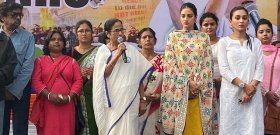 'পোশাকে বিক্ষোভকারীর পরিচয় ঠিক হয় না', মোদীকে তীব্র তোপ মমতার