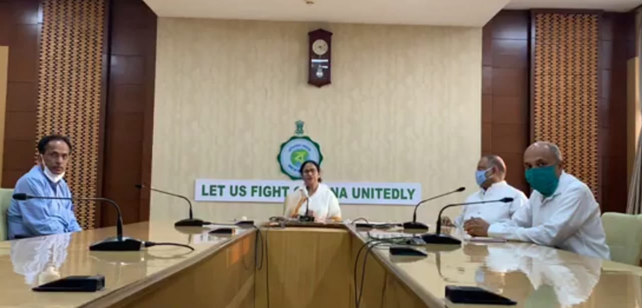 এখন রাজনীতি করবেন না। আমাদের একসঙ্গে লড়াই করতে হবেঃ মমতা বন্দ্যোপাধ্যায়  