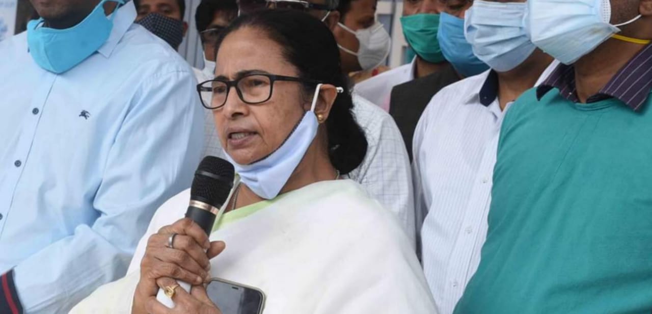 জাকিরের উপর হামলা বড় ষড়যন্ত্র: এসএসকেএমে মমতা বন্দ্যোপাধ্যায় জাকিরের উপর হামলা বড় ষড়যন্ত্র: এসএসকেএমে মমতা বন্দ্যোপাধ্যায়