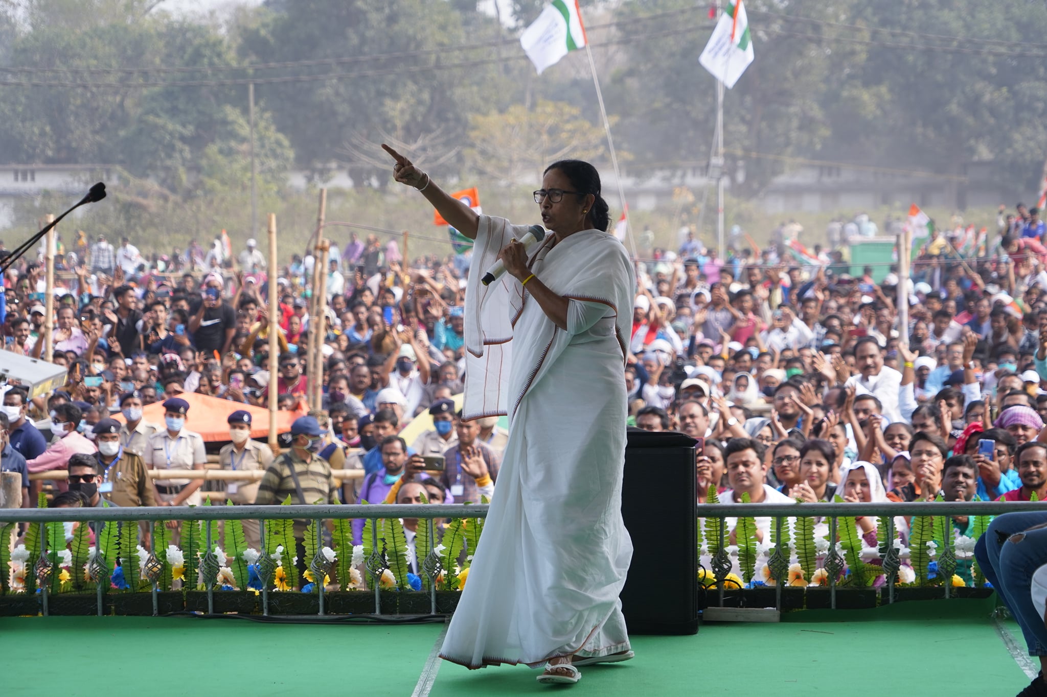 একুশের ভোটে খেলা হবে,আমি থাকব তৃণমূলের গোলরক্ষক: মমতা বন্দ্যোপাধ্যায় একুশের ভোটে খেলা হবে,আমি থাকব তৃণমূলের গোলরক্ষক: মমতা বন্দ্যোপাধ্যায়