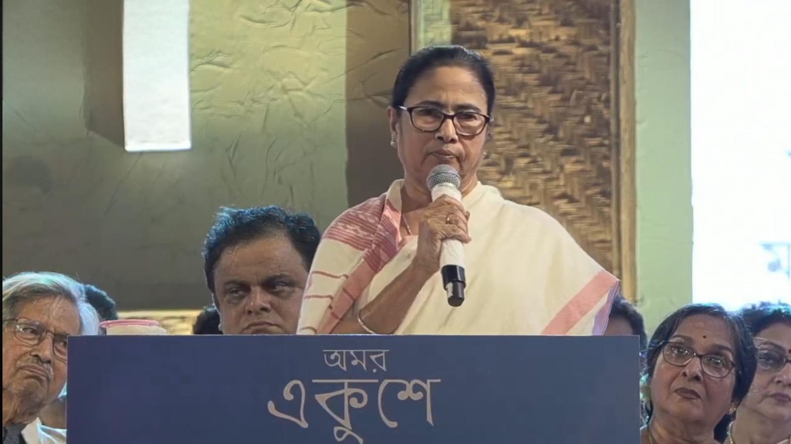 বাংলার অধিকার, মর্যাদা কীভাবে রক্ষা করতে হয়, তা আমরা জানি : মমতা বন্দ্যোপাধ্যায় বাংলার অধিকার, মর্যাদা কীভাবে রক্ষা করতে হয়, তা আমরা জানি : মমতা বন্দ্যোপাধ্যায়