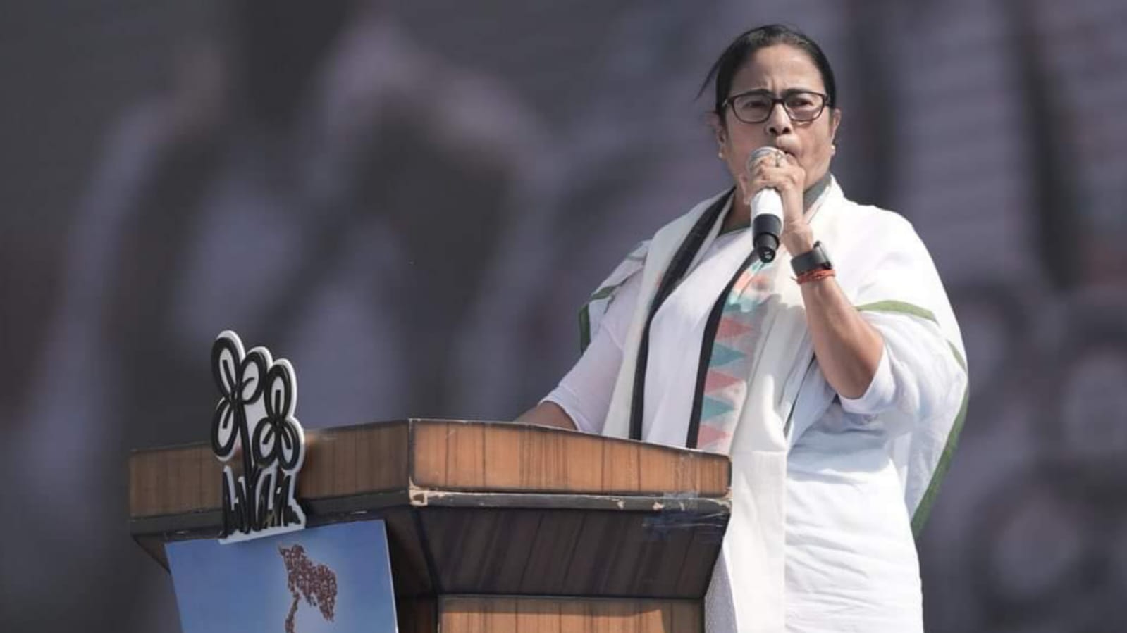 বাংলার সব বন্ধ করে দিয়েছে,আমাদের টাকা নিয়ে যাচ্ছে : মমতা বন্দ্যোপাধ্যায় বাংলার সব বন্ধ করে দিয়েছে,আমাদের টাকা নিয়ে যাচ্ছে : মমতা বন্দ্যোপাধ্যায়