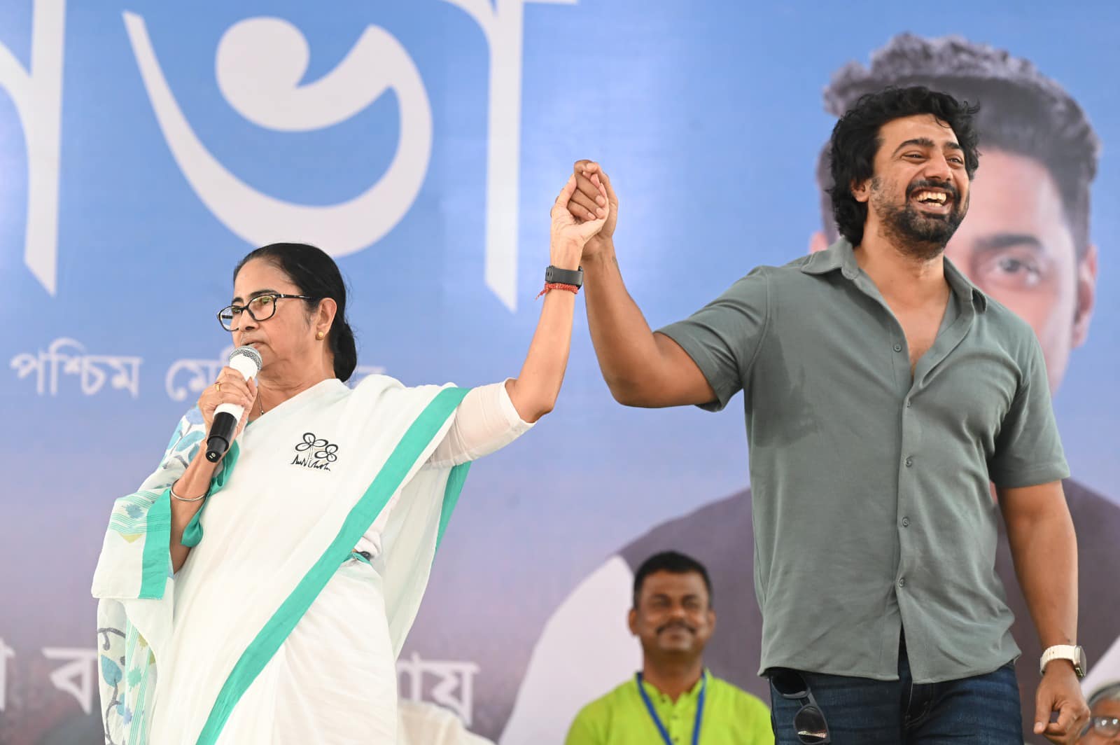 চাকরির অধিকার কাড়তে দেব না : মমতা বন্দ্যোপাধ্যায় চাকরির অধিকার কাড়তে দেব না : মমতা বন্দ্যোপাধ্যায়