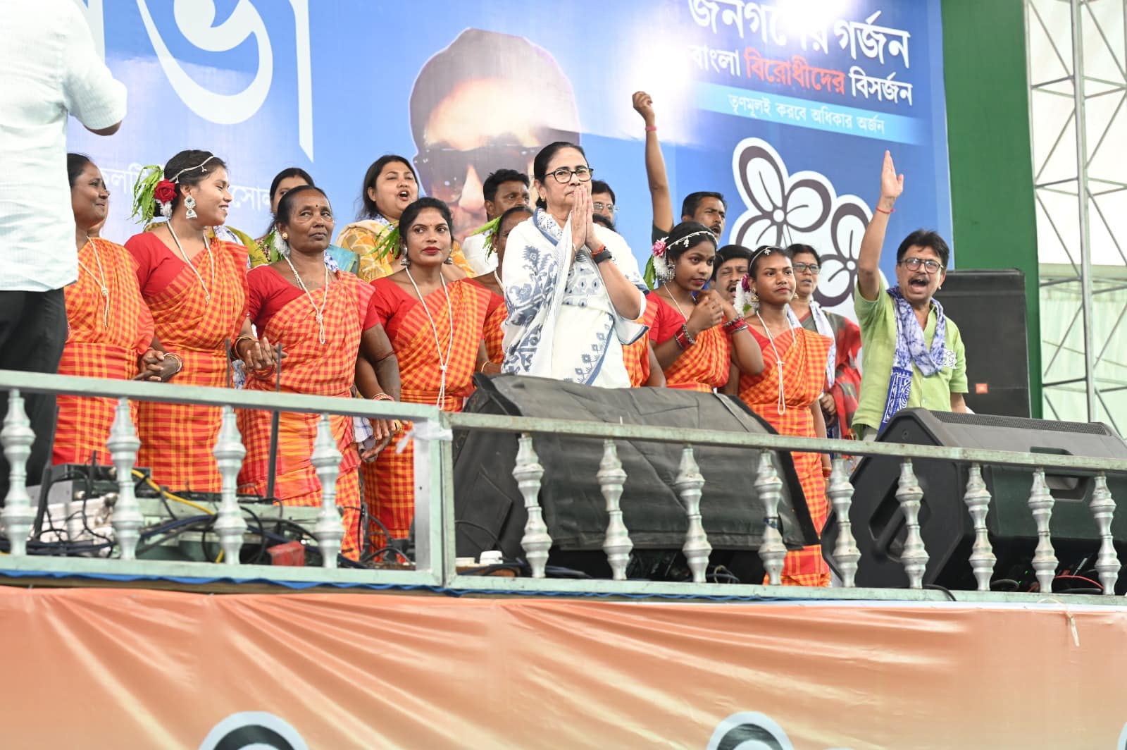 কেন চকোলেট বোমা ফাটলেও সিবিআই, এনএসজির দরকার পড়ে? : মমতা বন্দ্যোপাধ্যায় কেন চকোলেট বোমা ফাটলেও সিবিআই, এনএসজির দরকার পড়ে? : মমতা বন্দ্যোপাধ্যায়
