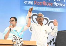 বাংলায় বিজেপিকে রুখতে একাই লড়াই করছে তৃণমূল : মমতা বন্দ্যোপাধ্যায় বাংলায় বিজেপিকে রুখতে একাই লড়াই করছে তৃণমূল : মমতা বন্দ্যোপাধ্যায়