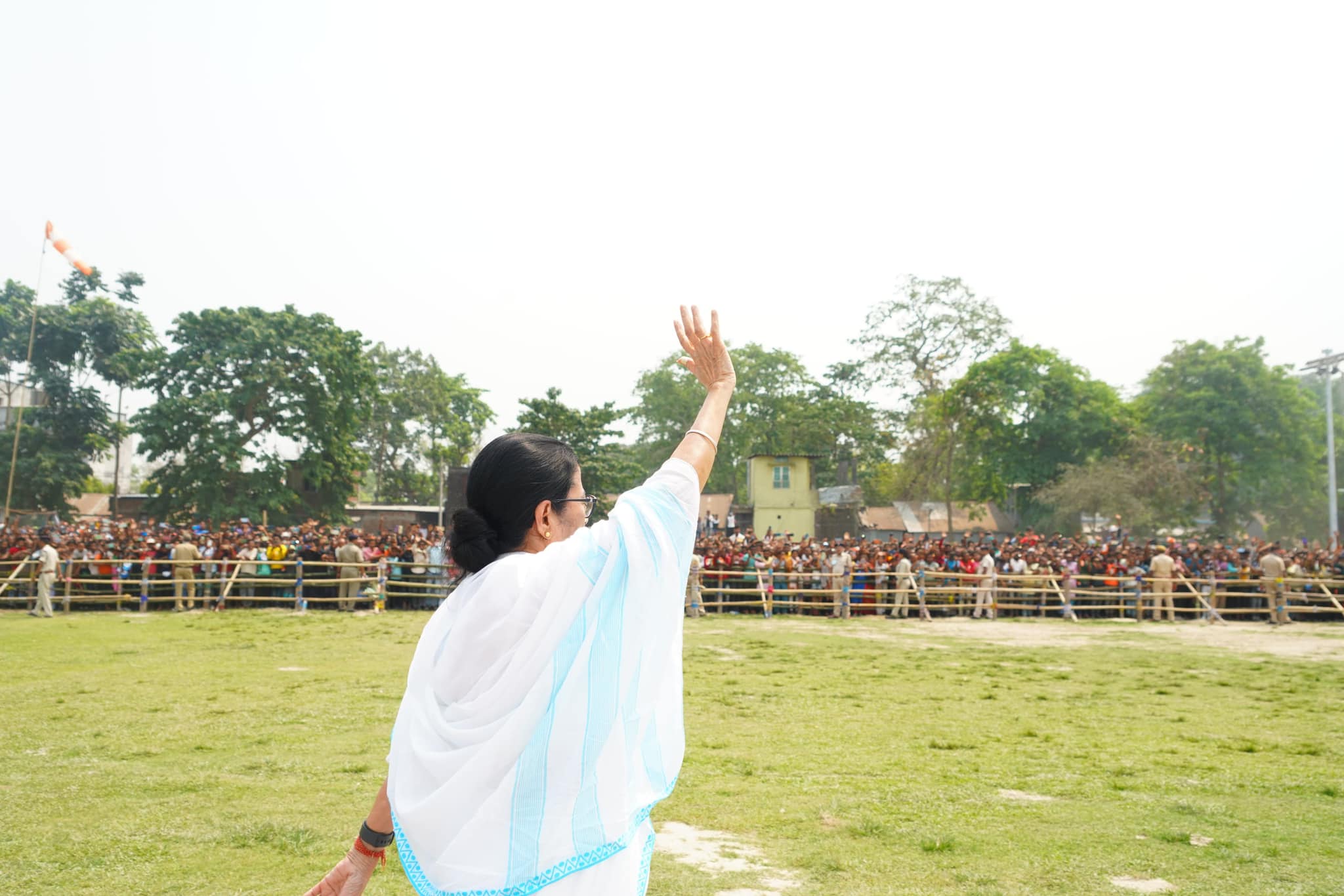 ৪০০ পার কেন? বল ৪২০ পার করো। তবে না কেন্দ্রে ৪২০-র সরকার তৈরি হবে : মমতা বন্দ্যোপাধ্যায় ৪০০ পার কেন? বল ৪২০ পার করো। তবে না কেন্দ্রে ৪২০-র সরকার তৈরি হবে : মমতা বন্দ্যোপাধ্যায়