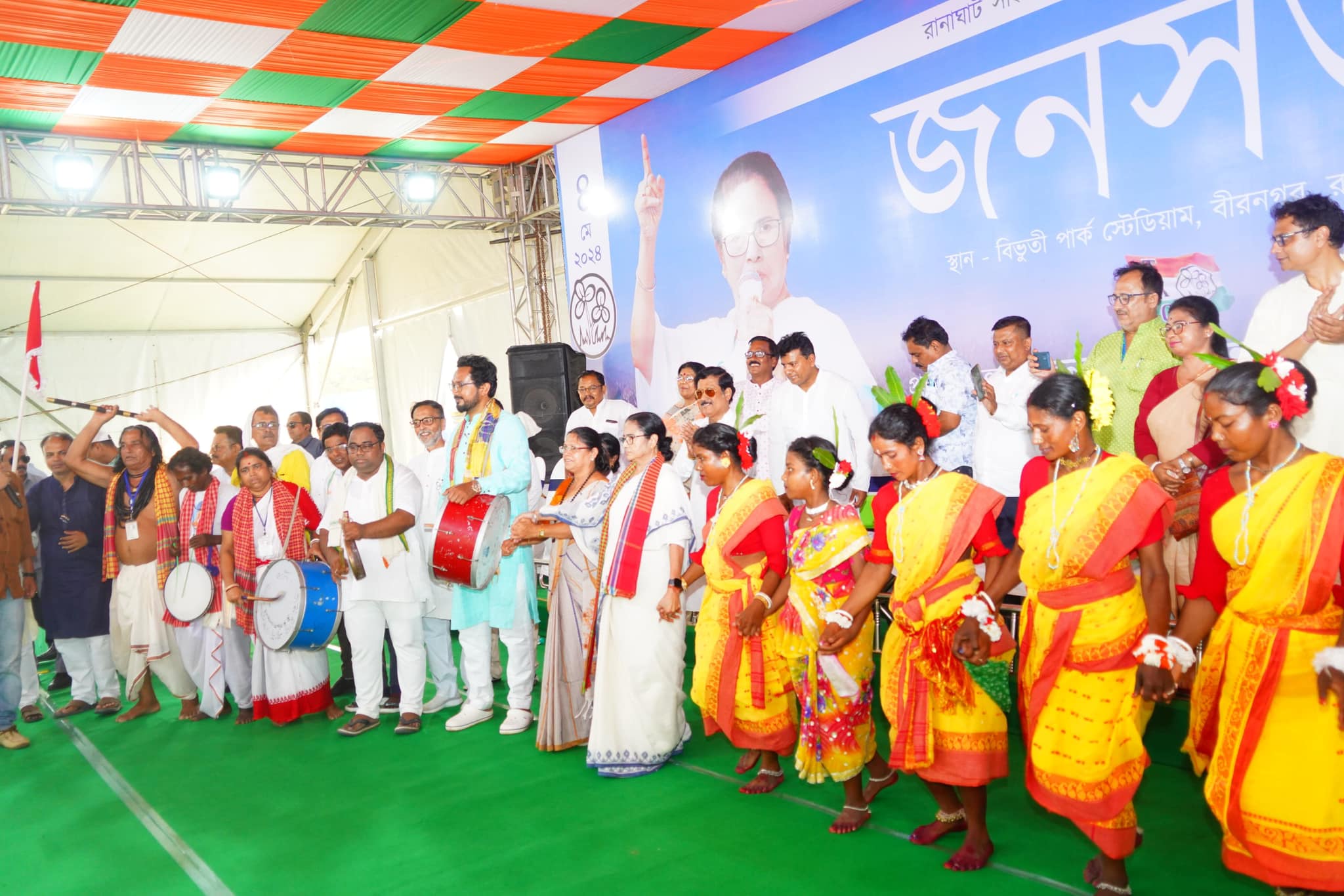 নরেন্দ্র মোদী ফুটো ভাঁড় : মমতা বন্দ্যোপাধ্যায় নরেন্দ্র মোদী ফুটো ভাঁড় : মমতা বন্দ্যোপাধ্যায়