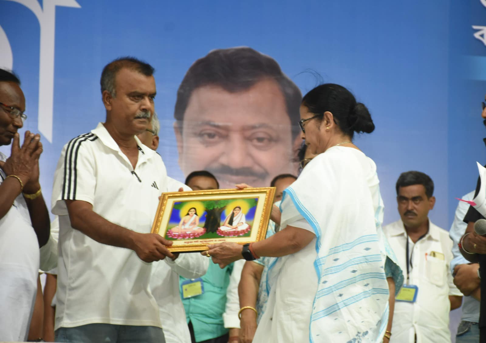 দেখতে হবে, দেশ যাতে বিক্রি না হয়, মায়ের অসম্মান যাতে না হয় : মমতা বন্দ্যোপাধ্যায় দেখতে হবে, দেশ যাতে বিক্রি না হয়, মায়ের অসম্মান যাতে না হয় : মমতা বন্দ্যোপাধ্যায়