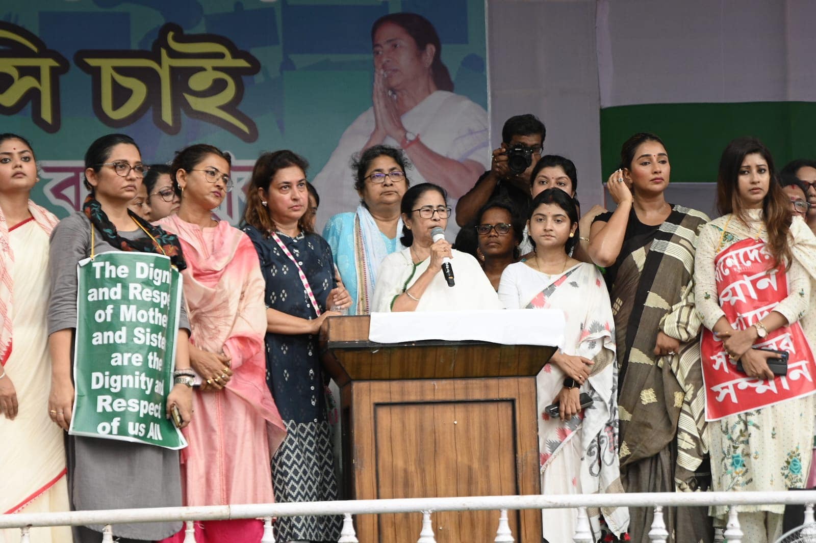 সমাজমাধ্যমে সব সংবাদ সত্য নয় : মমতা বন্দ্যোপাধ্যায় সমাজমাধ্যমে সব সংবাদ সত্য নয় : মমতা বন্দ্যোপাধ্যায়