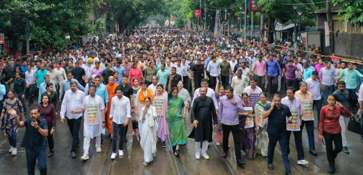 বাঙালিদের উপর অত্যাচার মানব না : মমতা বন্দ্যোপাধ্যায় বাঙালিদের উপর অত্যাচার মানব না : মমতা বন্দ্যোপাধ্যায়
