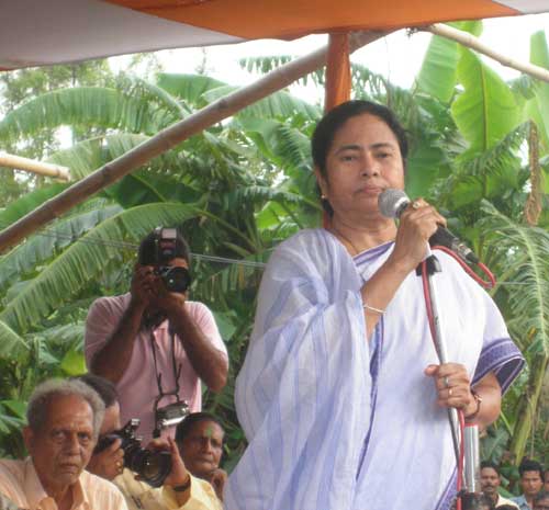 Chief Minister reiterates her stand to provide rice at Rs. 2 a Kg to BPL card holders