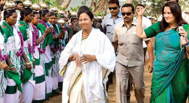 Trinamool Chairperson felicitated by Adivasi community at Mukutmanipur Trinamool Chairperson felicitated by Adivasi community at Mukutmanipur
