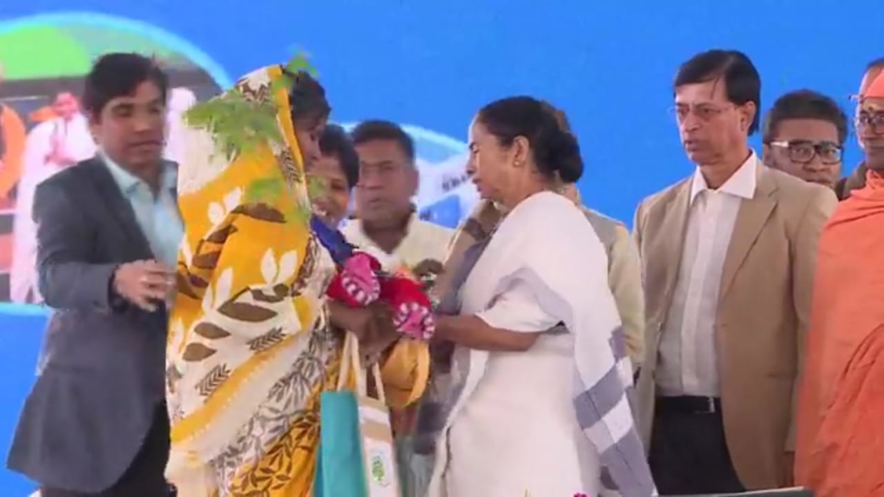 Bengal always receives a step-motherly attitude from Centre: Mamata Banerjee Bengal always receives a step-motherly attitude from Centre: Mamata Banerjee