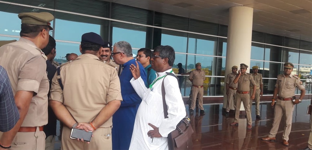Trinamool delegation detained at Varanasi airport on way to meet victims of firing Trinamool delegation detained at Varanasi airport on way to meet victims of firing