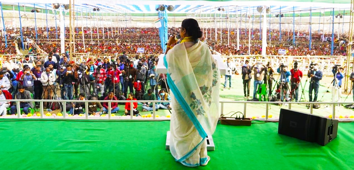 বিজেপি শুধু প্রতিশ্রুতি দেয়, কোনও কাজ করে না: ফালাকাটায় মুখ্যমন্ত্রী বিজেপি শুধু প্রতিশ্রুতি দেয়, কোনও কাজ করে না: ফালাকাটায় মুখ্যমন্ত্রী