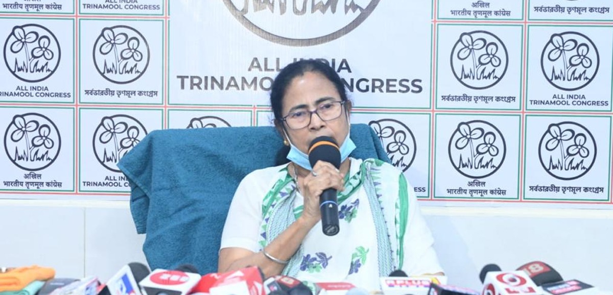 কার সুবিধার জন্য ৮ দফায় ভোট?: মমতা বন্দ্যোপাধ্যায় কার সুবিধার জন্য ৮ দফায় ভোট?: মমতা বন্দ্যোপাধ্যায়